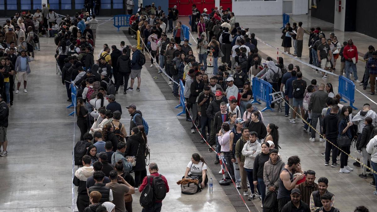 L’Hospitalet 20/04/2026 Inicio del proceso de regularización extraordinaria de personas migrantes En la foto, unas 3000 personas han hecho cola esta mañana en la Farga de l’Hospitalet, que se ha habilitado como oficina de atención a la ciudadanía para que las personas migrantes puedan obtener el certificado de empadronamiento o el certificado de vulnerabilidad, requisitos para regularizar su situación Fotografía de Ferran Nadeu