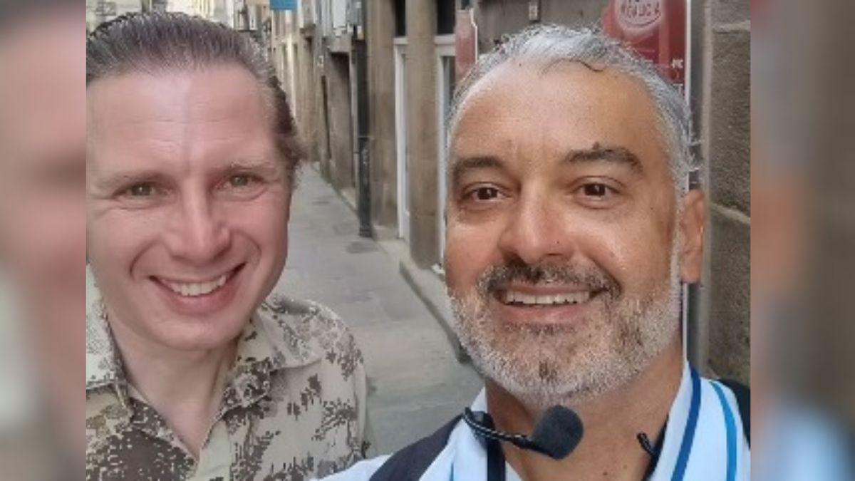 El líder de Franz Ferdinand, Alex Kapranos, con el guía de Santiago, Tiko Domínguez, en el casco vello compostelano.