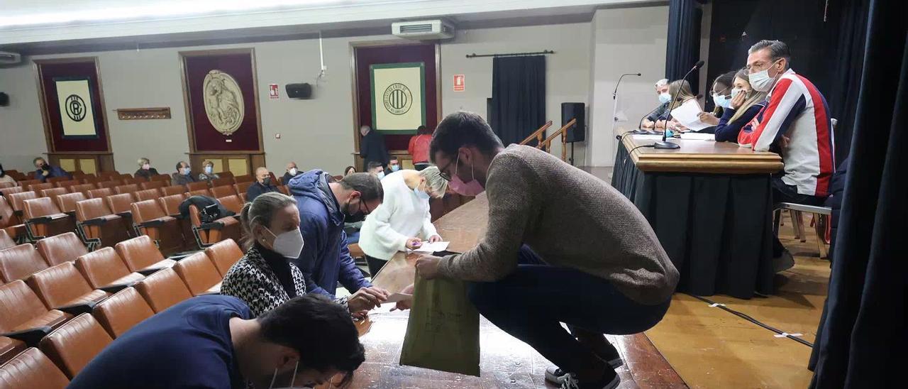 Los peñistas que asistieron a la asamblea general extraordinaria votaron la elección de nuevos miembros de la Junta.