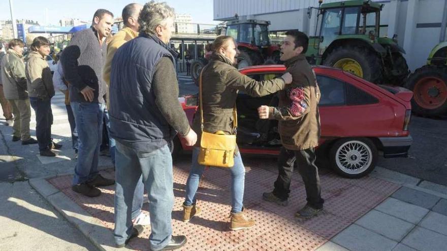 Un cliente y su acompañante increpan a los ganaderos movilizados en un hipermercado de A Coruña.