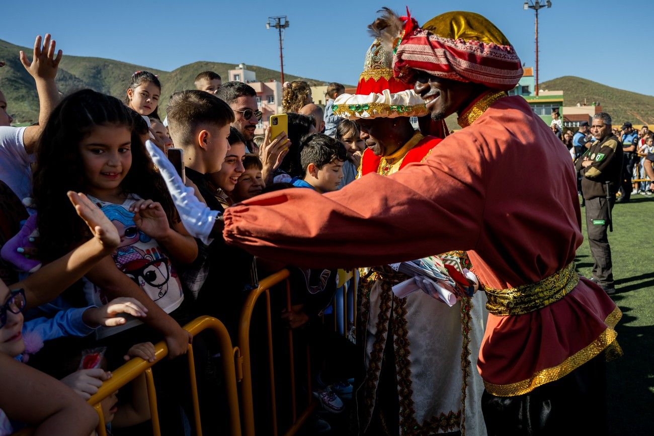 Miles de personas llenan de ilusión el Estadio de Barrial en la llegada de los Reyes Magos