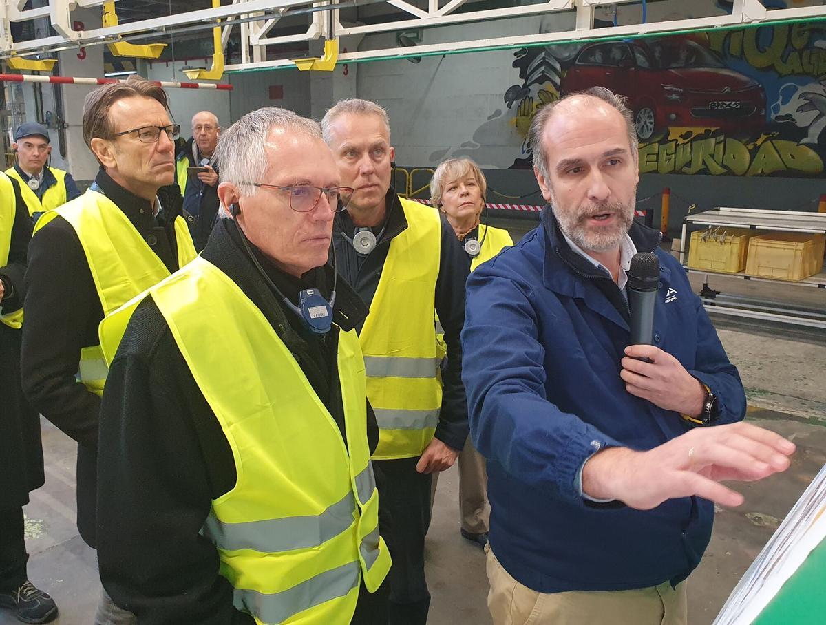 El CEO de Stellantis, Carlos Tavares (i. en primer término), durante su vista a la fábrica de Vigo el 18 de diciembre de 2023, acompañado, entre otros, por el director de dicha factoría, Ignacio Bueno (c).
