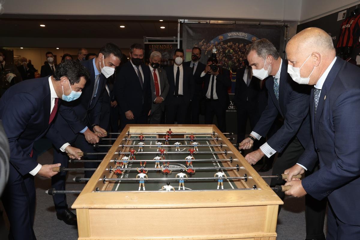 El Rey Felipe VI le echa al presidente del Gobierno, Pedro Sánchez, una partida de futbolín en la previa del Barça-Athletic. El Rey Felipe VI le echa al presidente del Gobierno, Pedro Sánchez, una partida de futbolín en la previa del Barça-Athletic.
