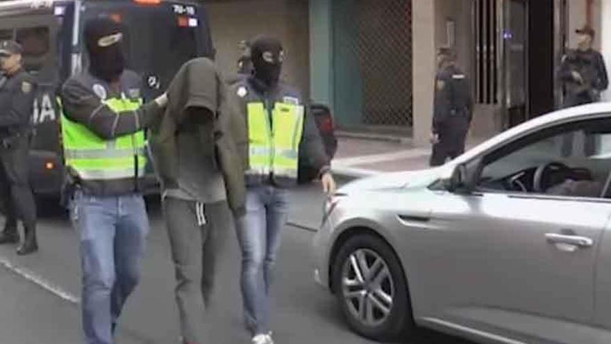 Agentes custodian al detenido en Valladolid.
