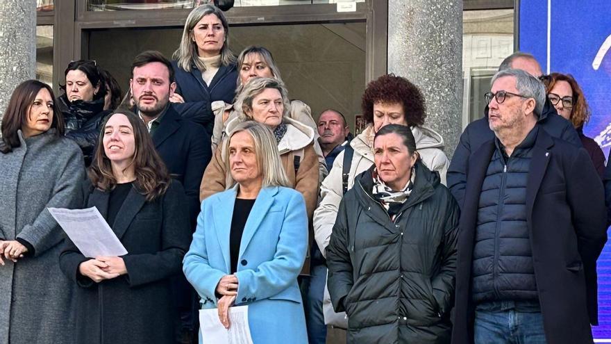 En primera fila, por la izqda., Escarlata Pampín, María Oliva Agra, Susana Señorís y Blas García, este martes en el acto institucional del 25-N.