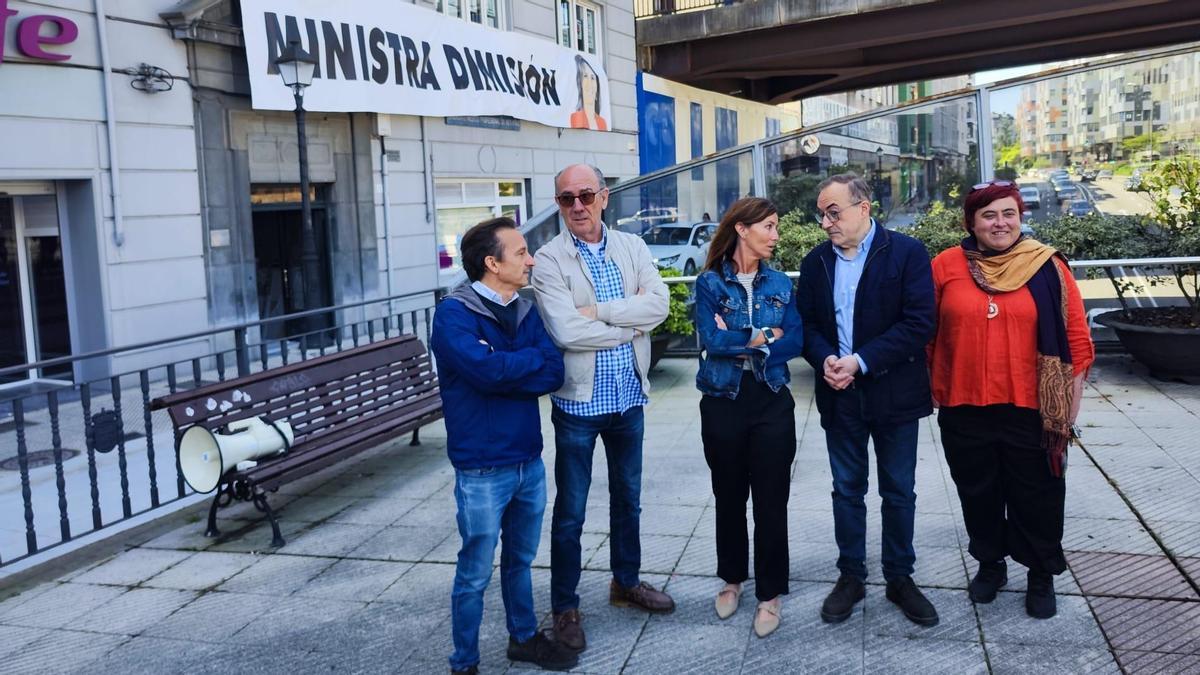 Responsables del SIMPA, delante de la sede del sindicato, con la pancarta que reclama la dimisión de la ministra de Sanidad, Mónica García Gómez.