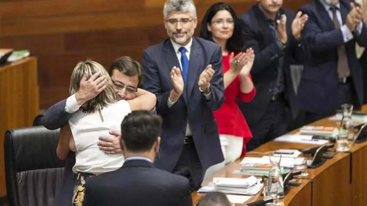 Guillermo Fernández Vara abraza a Blanca Martín tras ser elegida presidenta de la Asamblea el 24 de junio de 2015.