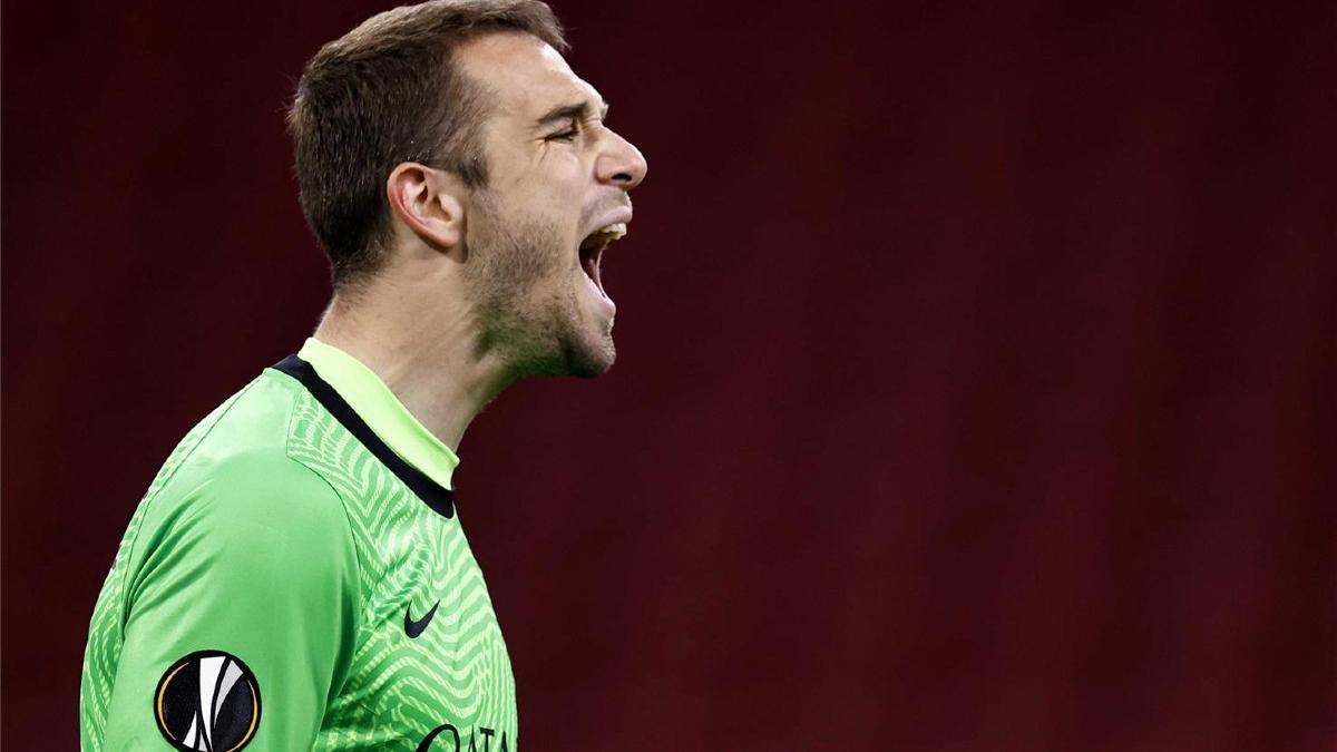 Pau López le detuvo un penalti al Ajax durante los cuartos de final de la Europa League