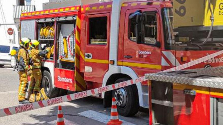 Los bomberos en la intervención de hoy en la avenida de València de Dénia