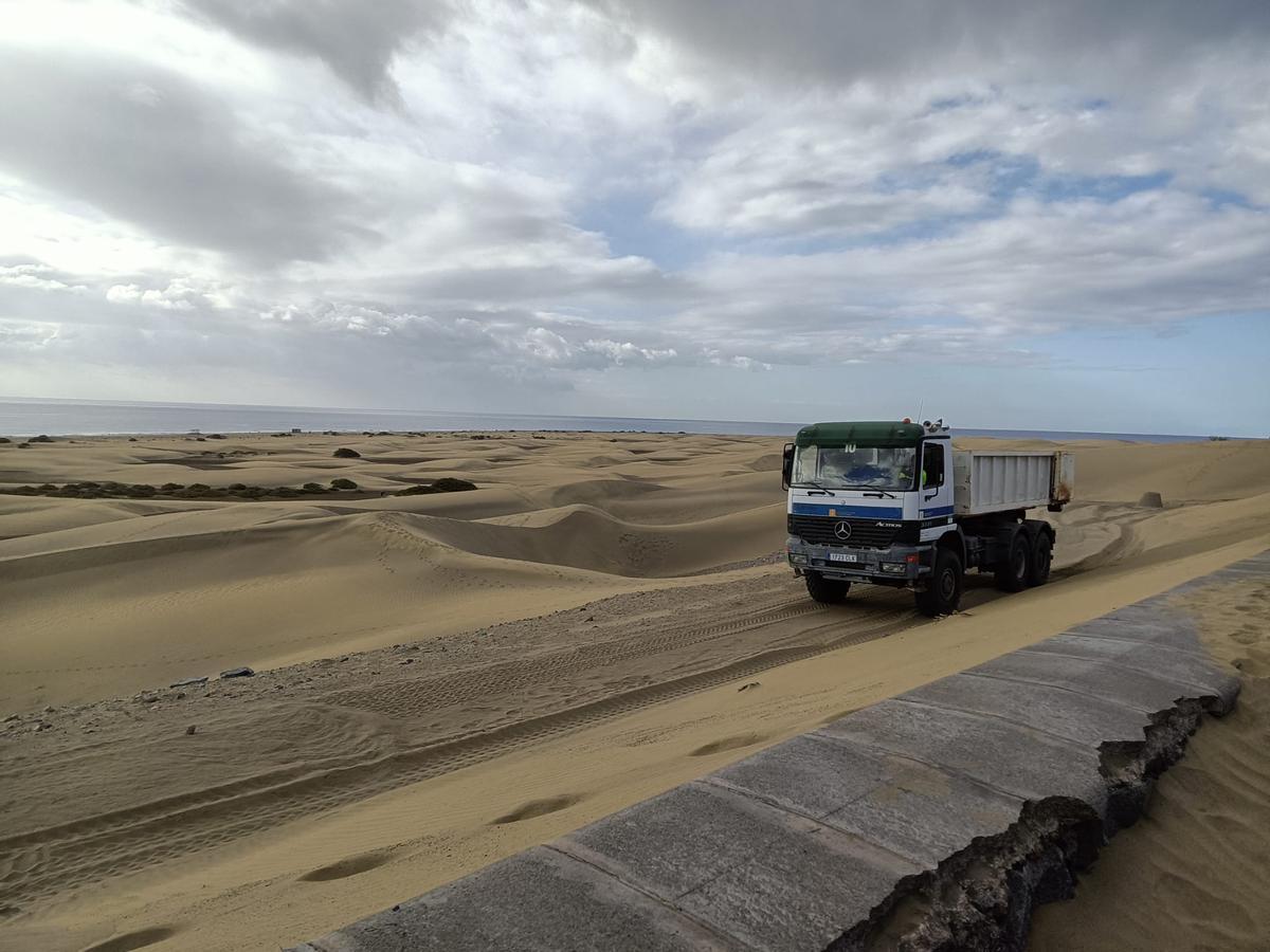 El camión durante las labores de traslado de la arena.