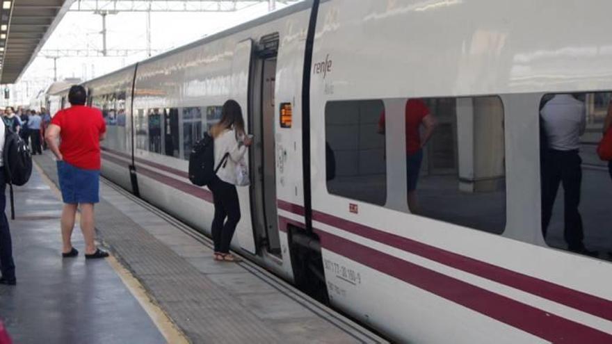 Pasajeros suben al tren híbrido, durante el primer viaje de esta línea.