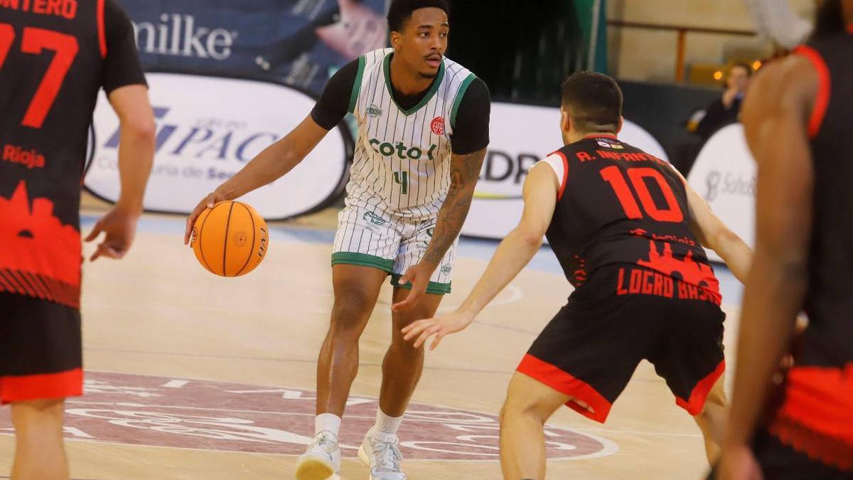 Ja' Monta Black controla un balón en un partido de la presente temporada.