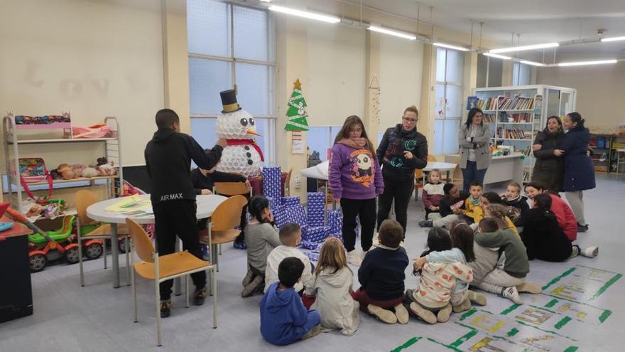 Los niños que acuden a la Ludoteca Gloria Fuertes de Elda reciben los regalos que les dejaron los Reyes