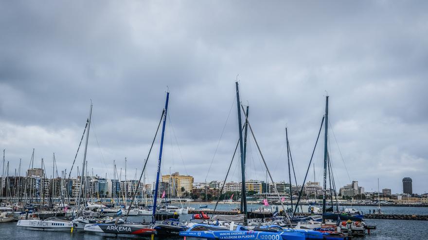 Trimaranes en el muelle deportivo