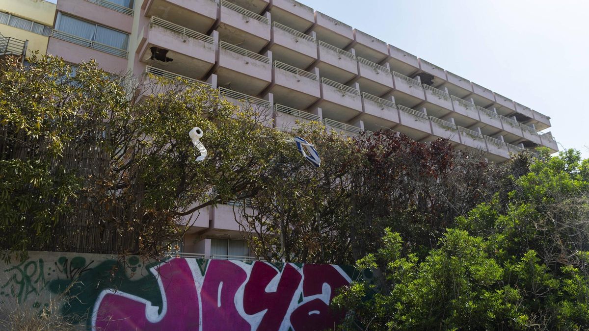 El edificio del Sidi Saler está en estado ruinoso, lleno de maleza y basura.