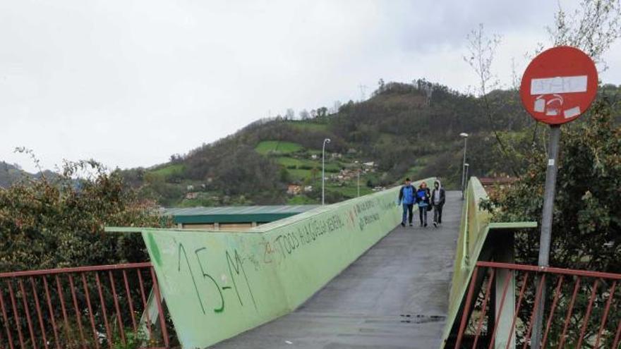 El puente que acogerá el nuevo carril bici de Mieres.