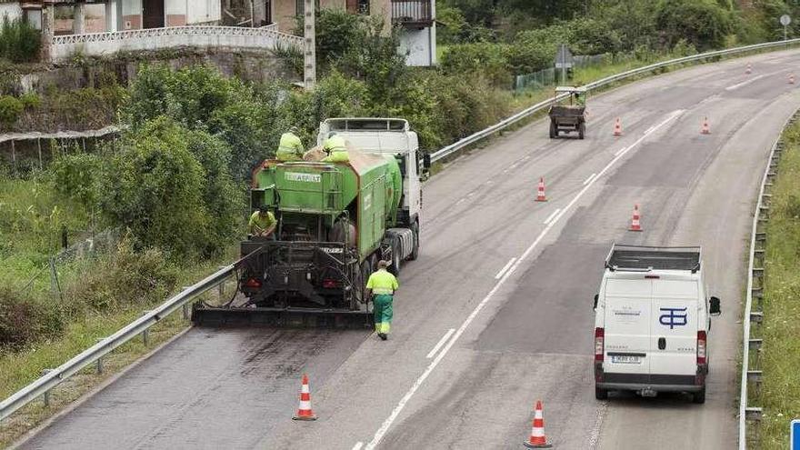 Las labores de reasfaltado en el Corredor, a la altura de Pola de Laviana.