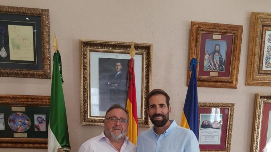 José Manuel Rosado, con el alcalde de Alhaurín.