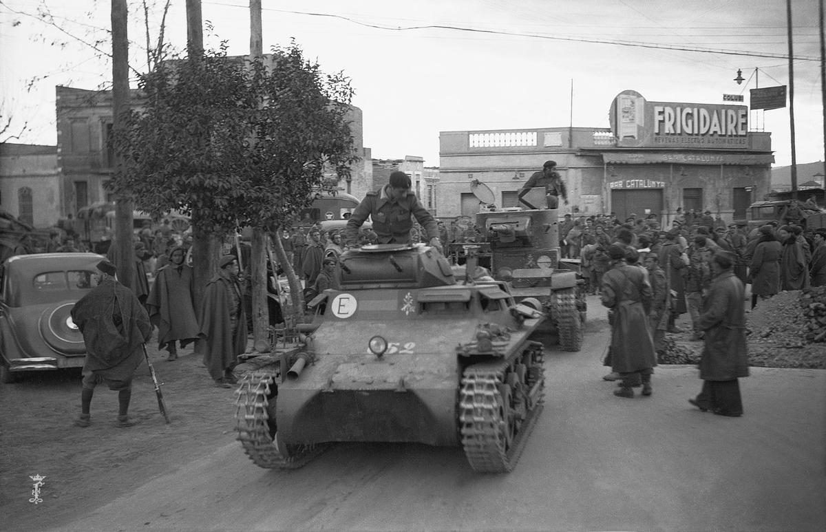 Un panzer alemán y un T26 soviético capturado a la República parten de Esplugues con destino a Barcelona, que caería el mismo día 26 de enero