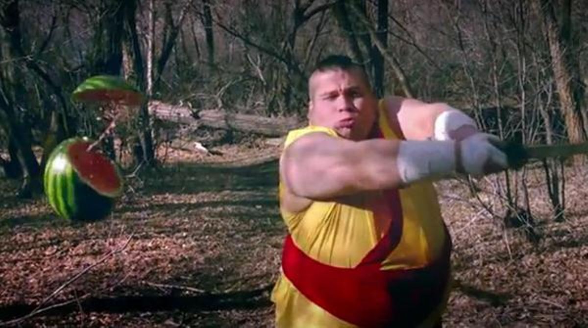 Un vídeo ’slow motion’ del joc Fruit Ninja amb personatges reals causa furor a la xarxa.