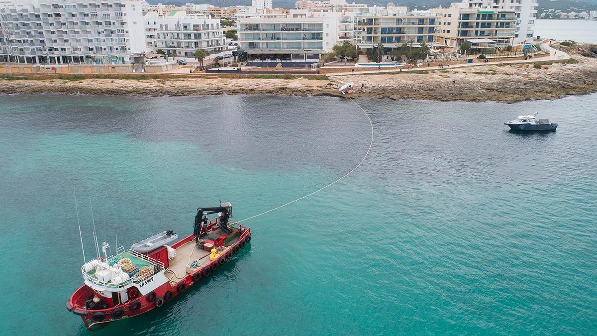 Un barco trabaja en la retirada del velero.