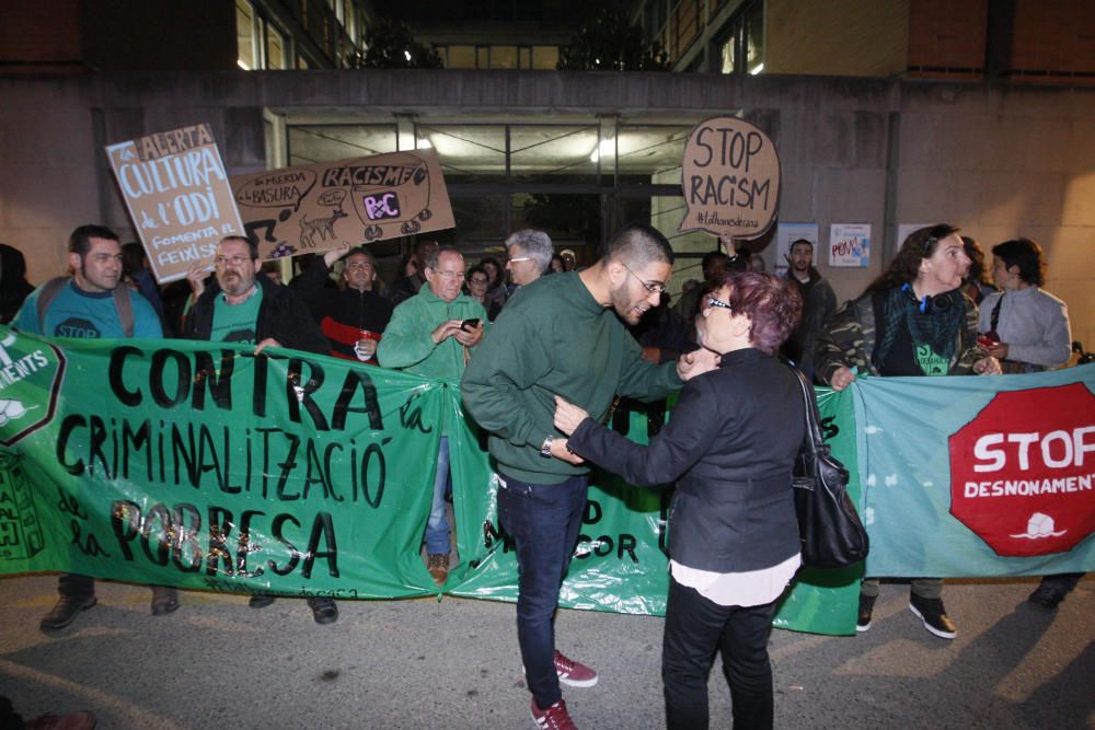 Dues concentracions s'han enfrontat a Salt per la inseguretat i el racisme