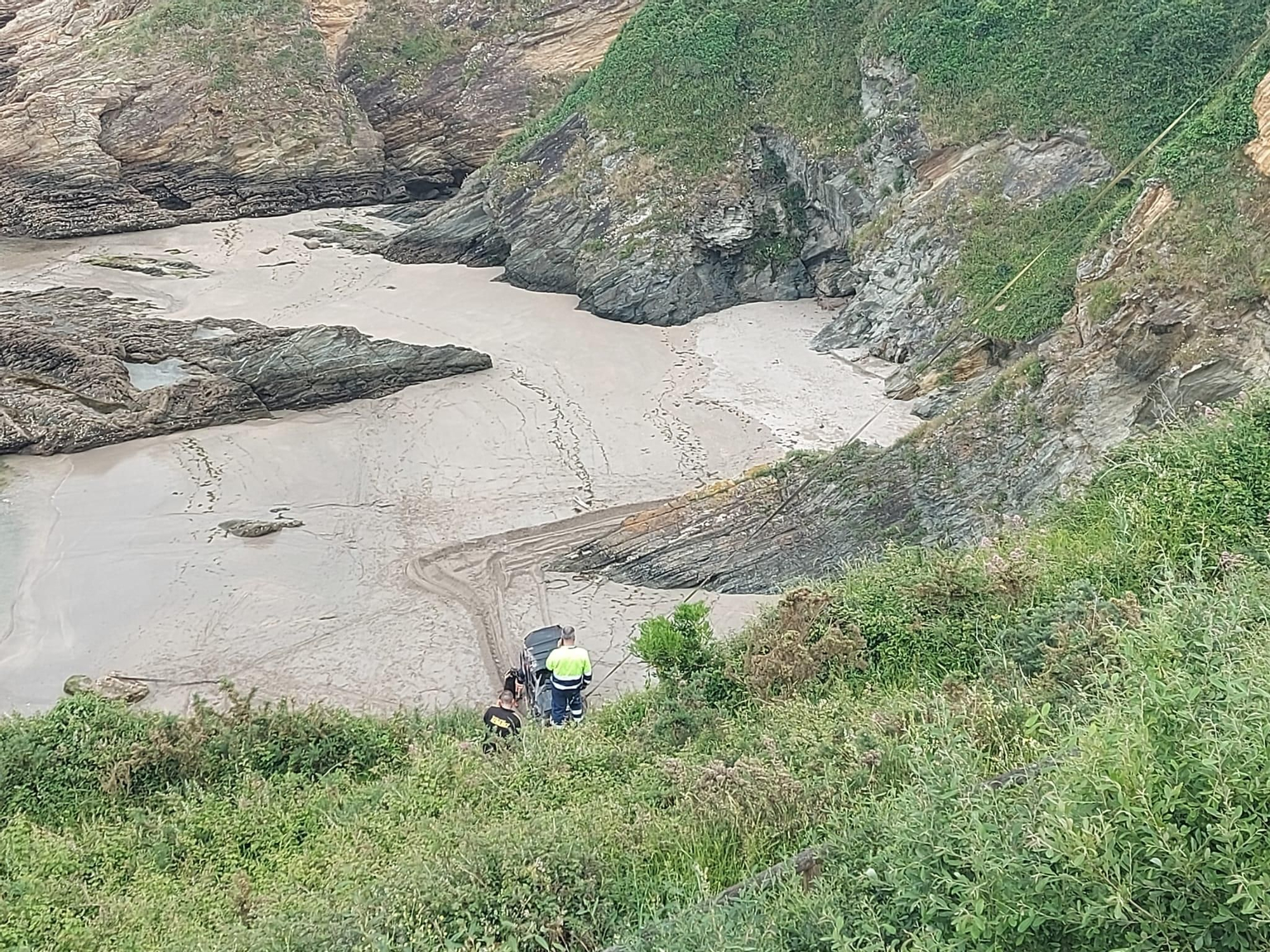 En imágenes: Así fue el rescate del coche que cayó a la ría del Eo por un despiste del conductor