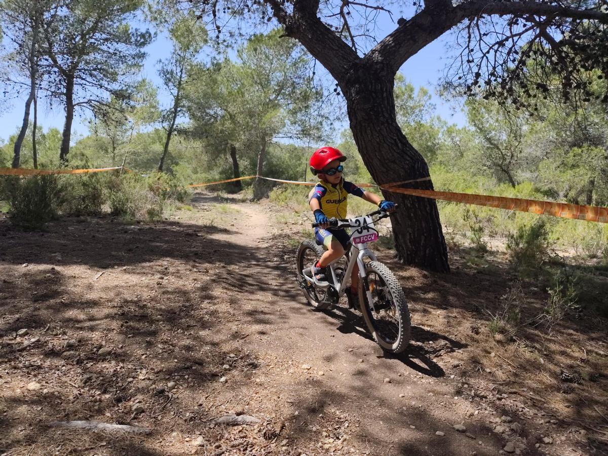Un corredor de la Escola de Ciclisme Ontinyent en el Open BTT Escoles celebrado en Picassent.