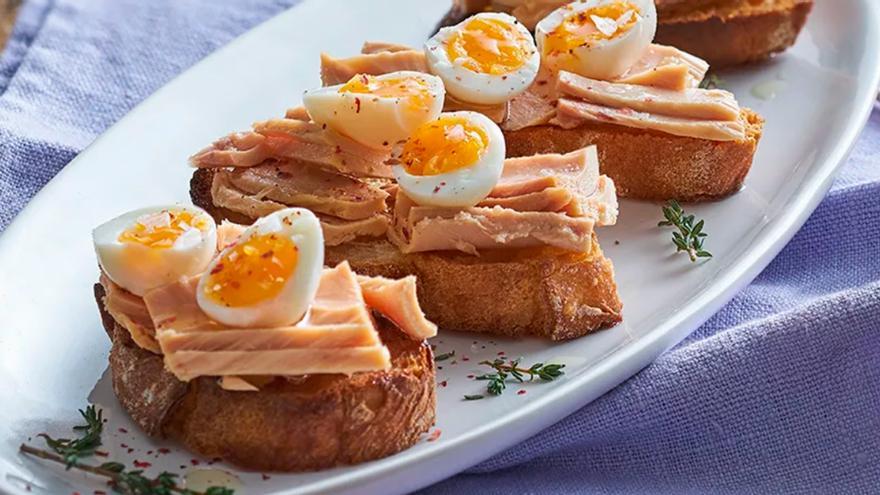 Tostas de Bonito del Norte Ortiz con huevos de codorniz.