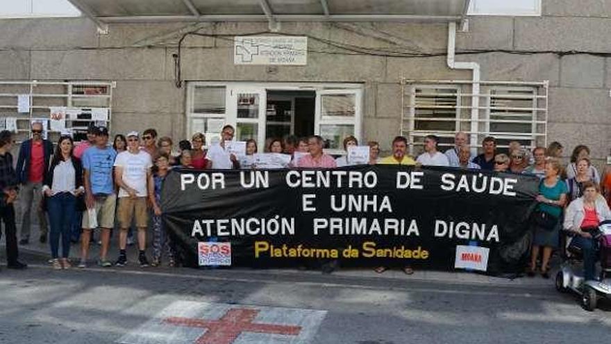 La concentración de ayer en la Casa do Mar de Moaña. // Gonzalo Núñez