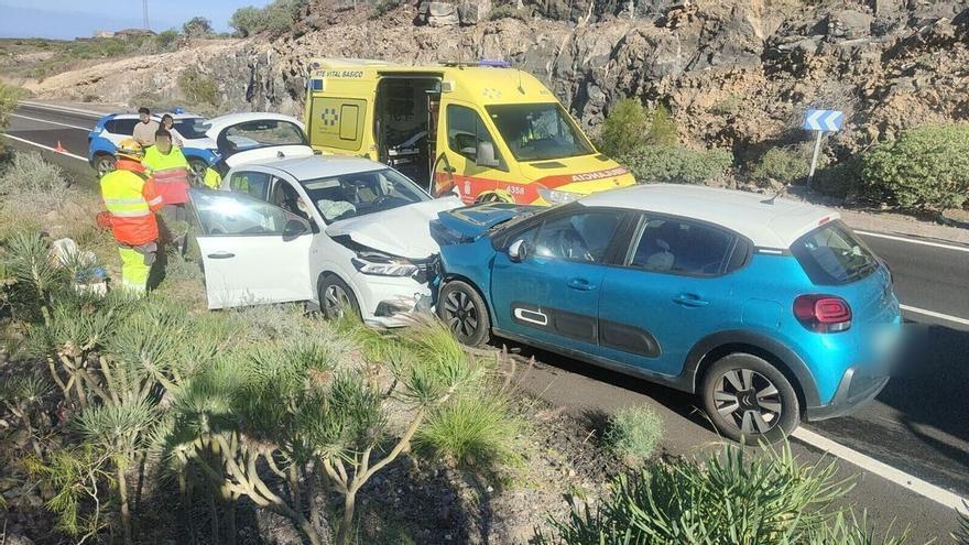 Cuatro heridos tras una colisión frontal entre dos vehículos en Guía de Isora