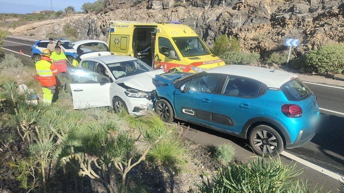 Cuatro heridos tras una colisión frontal entre dos vehículos en Guía de Isora