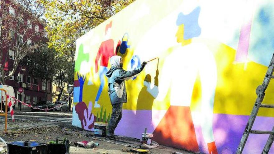 Ecodes ha encargado a la artista zaragozana Harsa un mural para fomentar la cultura del ahorro energético entre los vecinos de Las Fuentes. | ANDREEA VORNICU