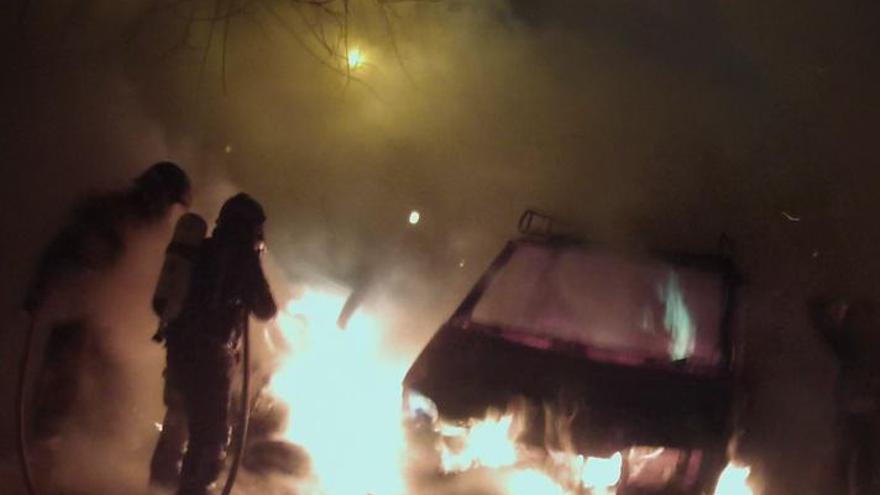 Los bomberos trabajan en la extinción de uno de los fuegos.