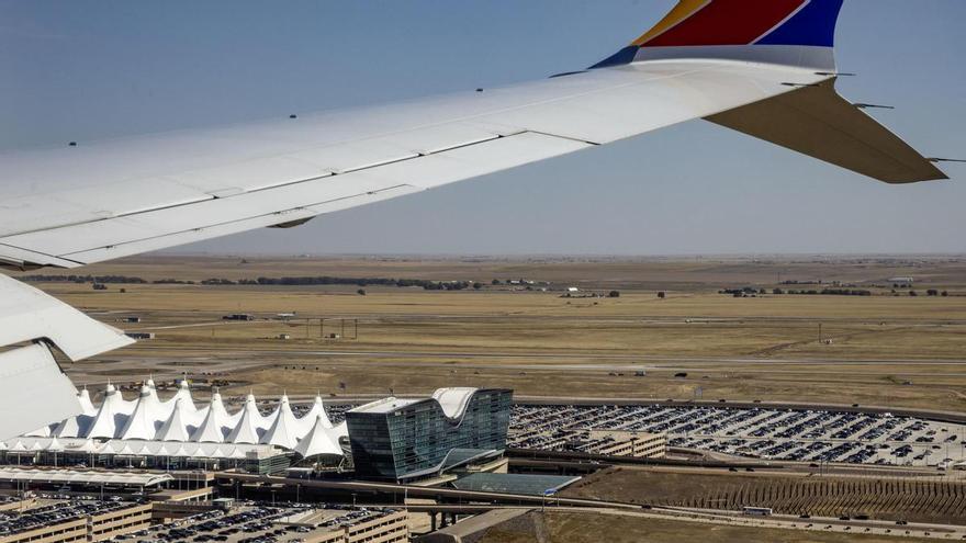 Al menos un muerto y doce heridos al arrollar un avión de pasajeros a un transeúnte en el aeropuerto de Denver
