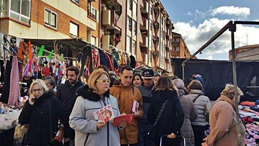 A la izquierda los socialistas en el mercadillo de la ropa.