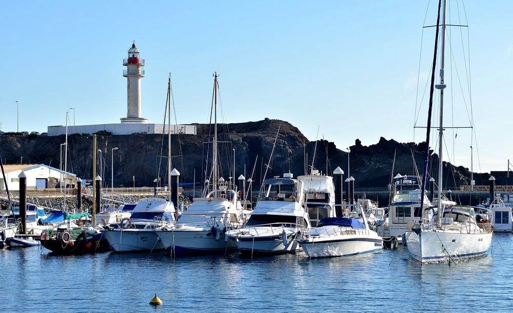 Erección del aerogenerador de Plocan en aguas de Telde