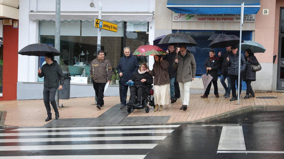 El alcalde de Cáceres supervisa los avances en el paso de peatones de la calle Argentina