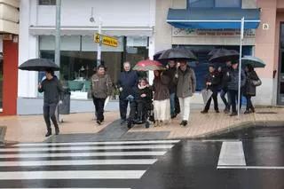 El alcalde de Cáceres supervisa los avances en el paso de peatones de la calle Argentina