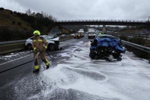 Un fallecido y tres heridos por un coche que se saltó la mediana en la A-52