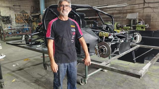 Jesús Bango, junto a la estructura de uno de los coches que fabrica en Valnalón. | M. Á. G.