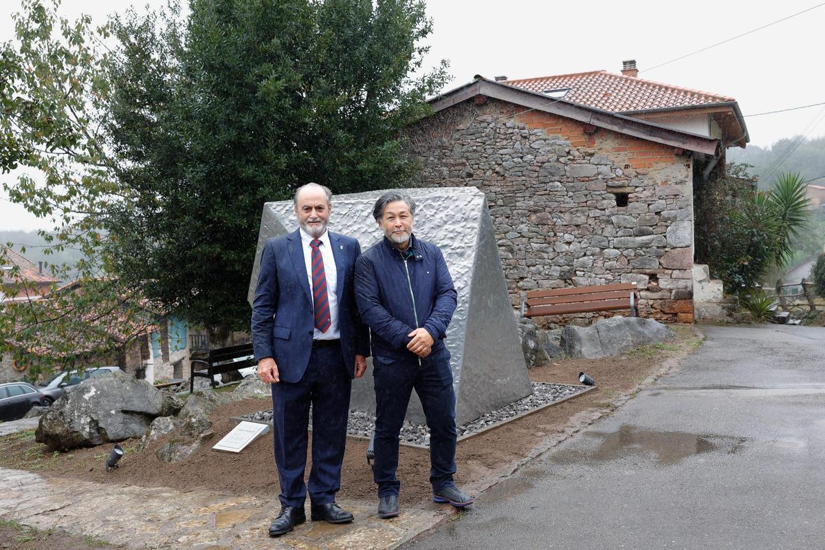 El Alcalde de Ribera de Arriba, Tomás Fernández, con Tadanori Yamaguchi con su obra "Masa" en Sardín.