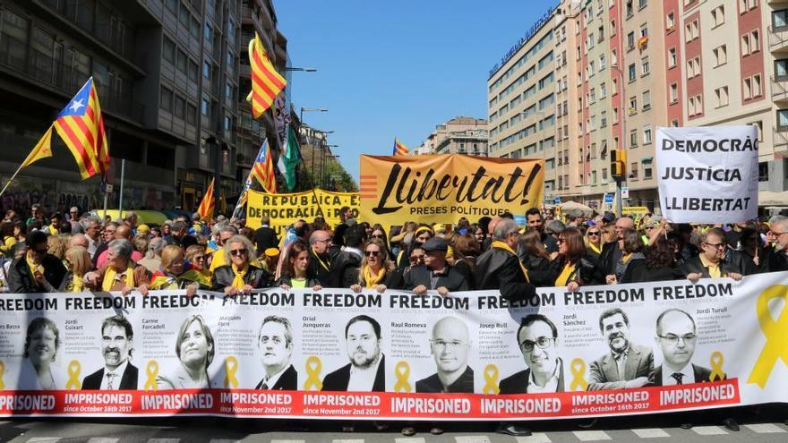 Manifestació del 2018 amb pancartes dels presos polítics.