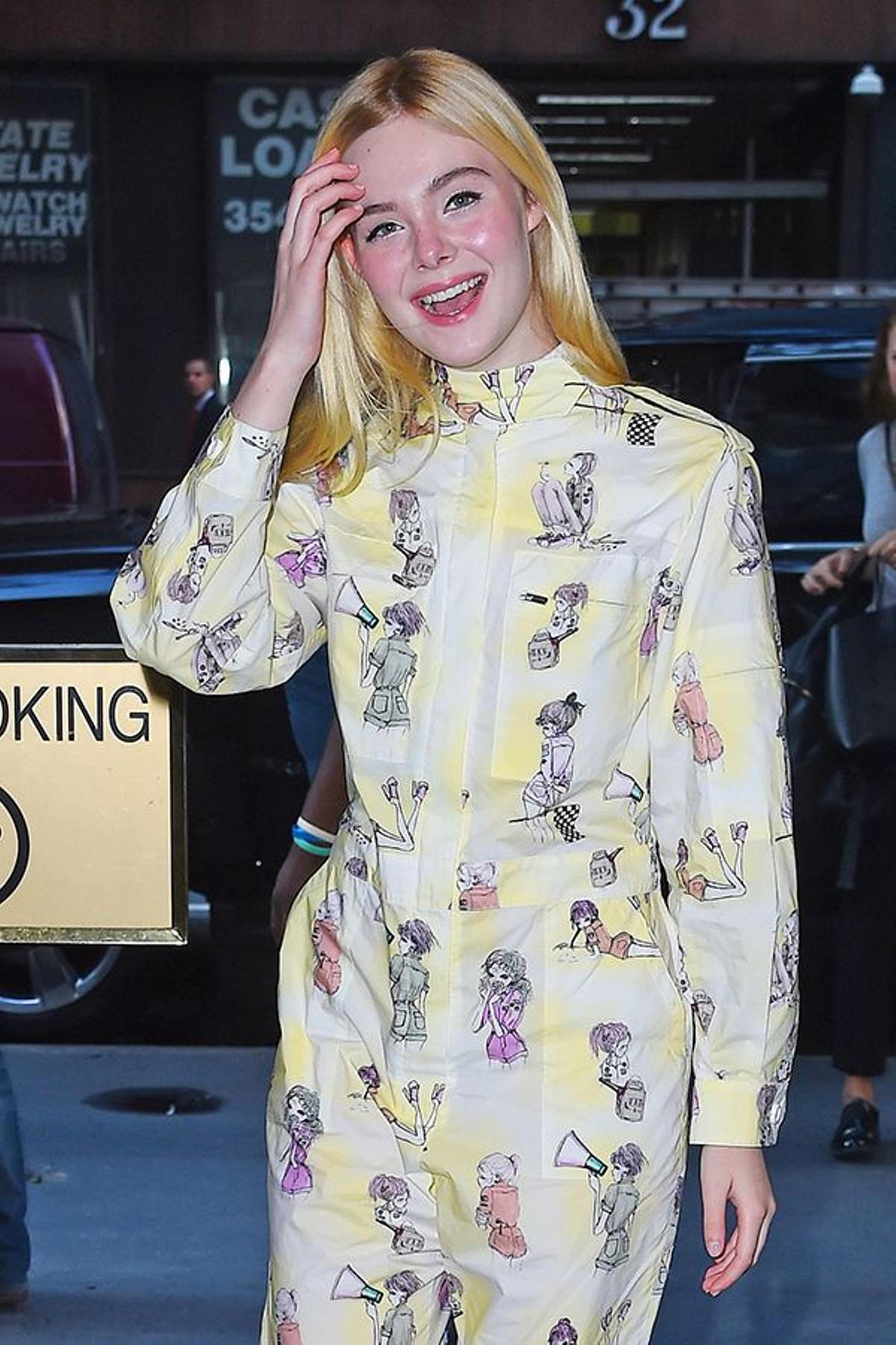 Elle Fanning se une a la tendencia del pijama urbano