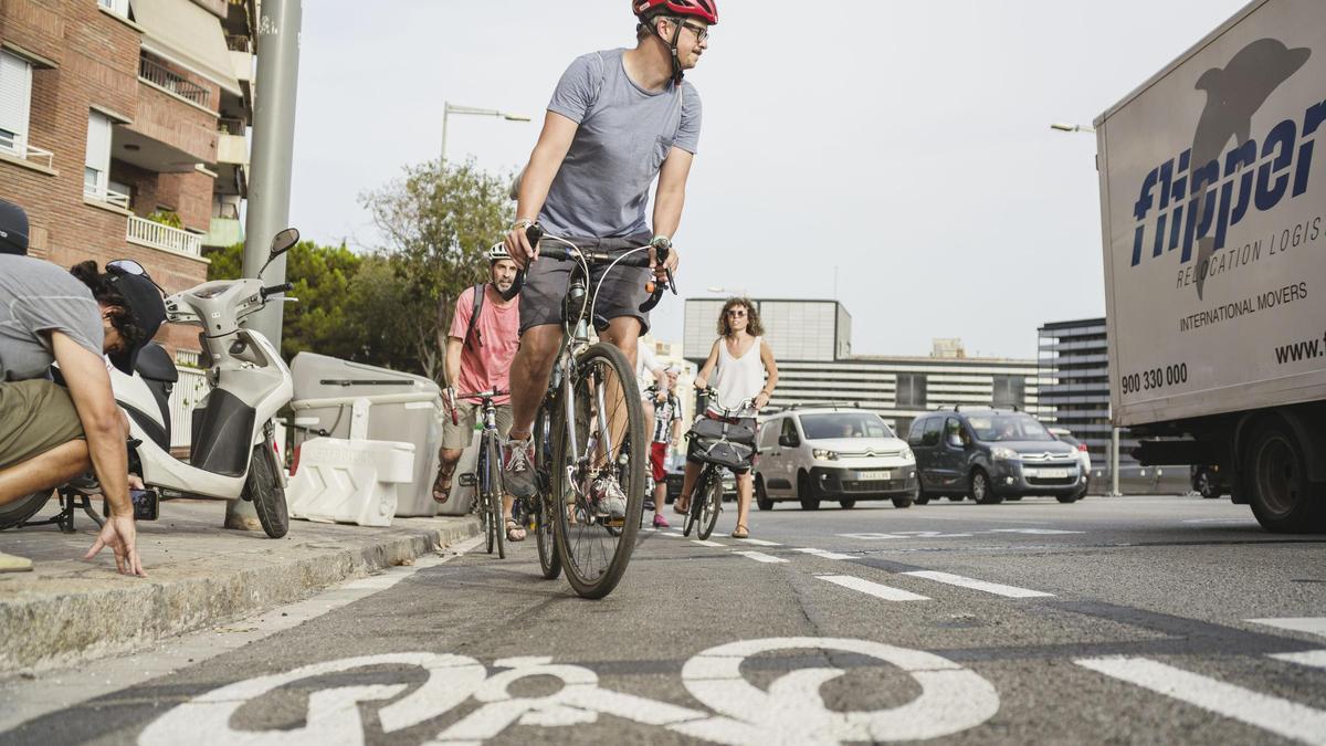 Ciclistas en un carril bici en Barcelona.