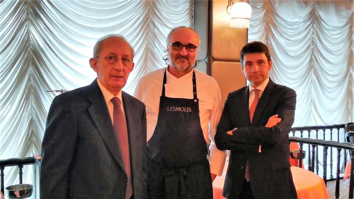 Jeroni Castell (Les Moles), flanqueado por Josep y Pere Monje en Via Veneto en 2018, donde cocinó cabra hispánica.