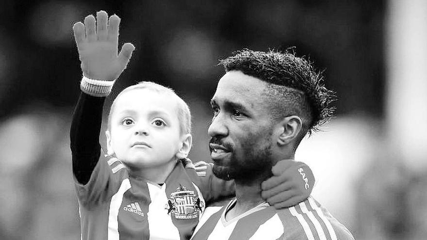 Bradley Lowery y Defoe. // Efe