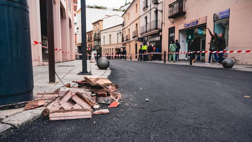 Fotogalería | Desprendida parte de la cornisa del edificio de La Chicuela en Cáceres