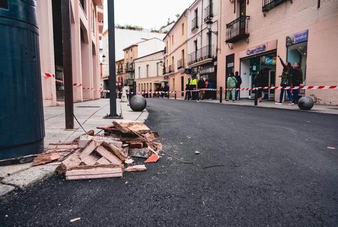 Fotogalería | Desprendida parte de la cornisa del edificio de La Chicuela en Cáceres