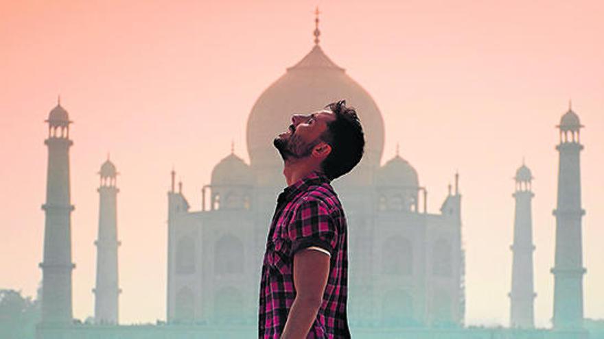 Felipe Planells davant del Taj Mahal.